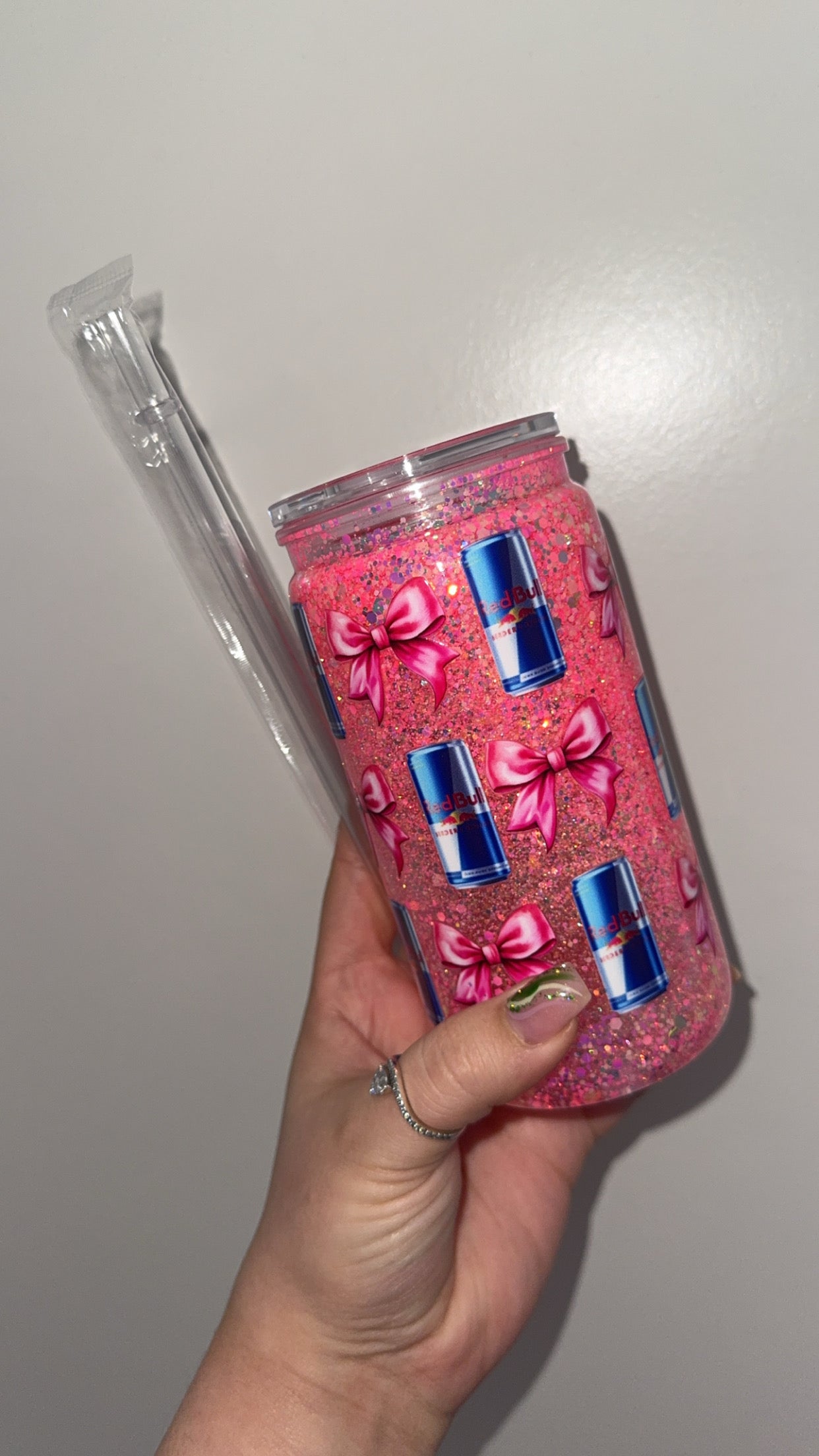 Can and bow snow globe